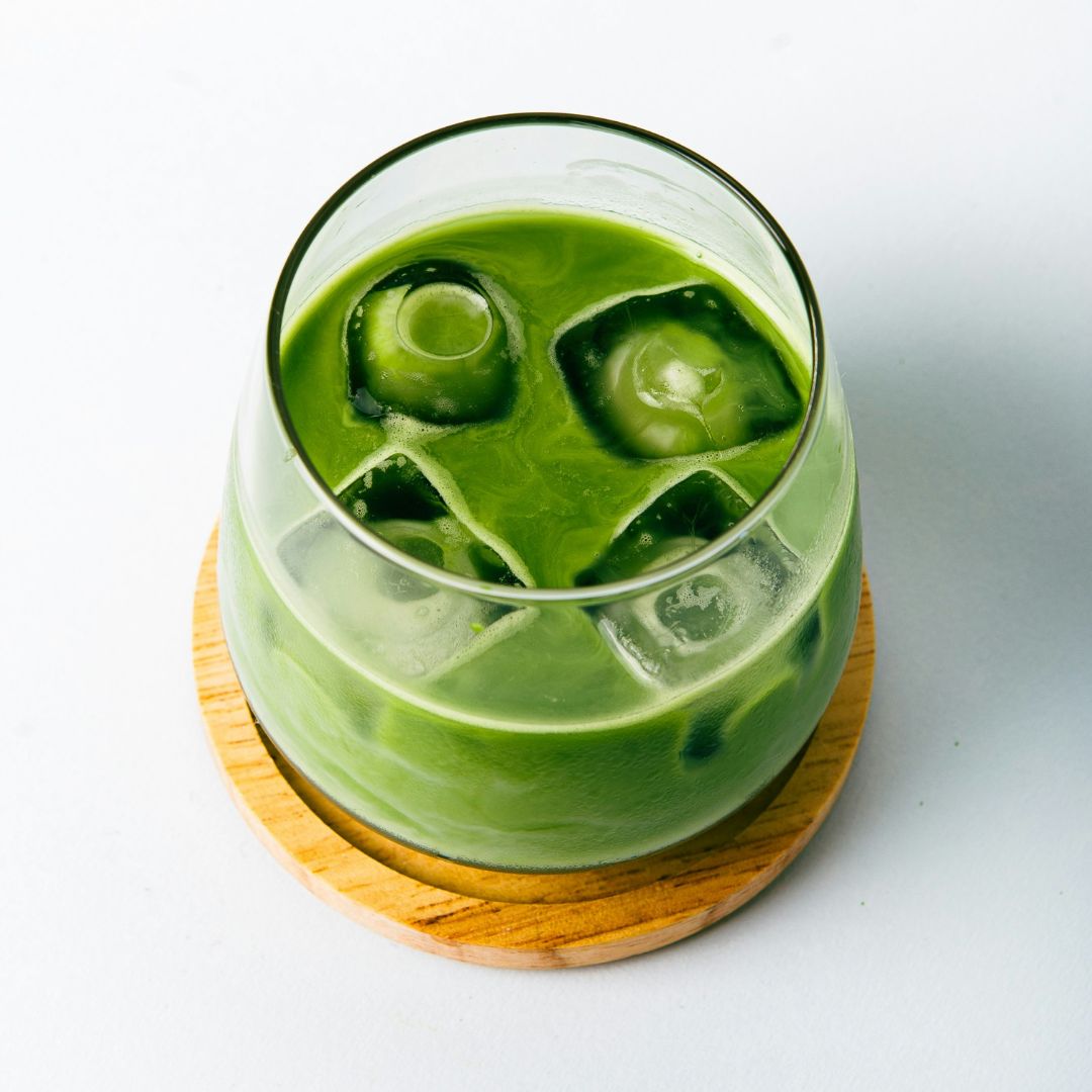 verre de matcha latte glace Bild