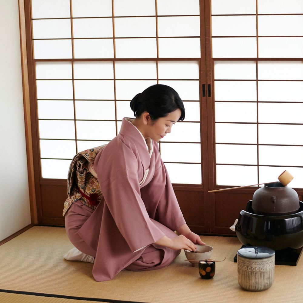 femme en train de faire une ceremonie du thé Bild