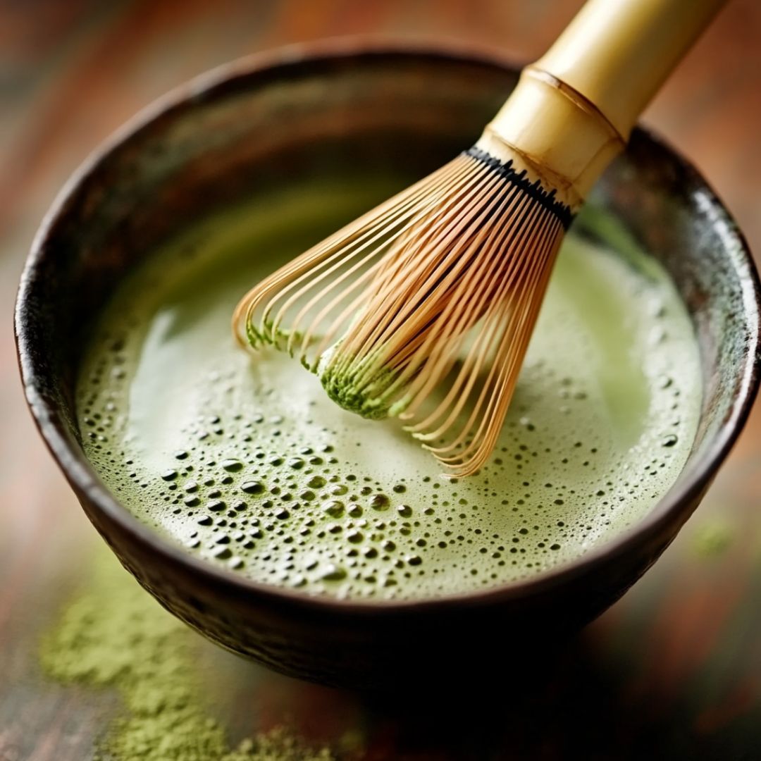 préparation avec fouet de matcha Bild