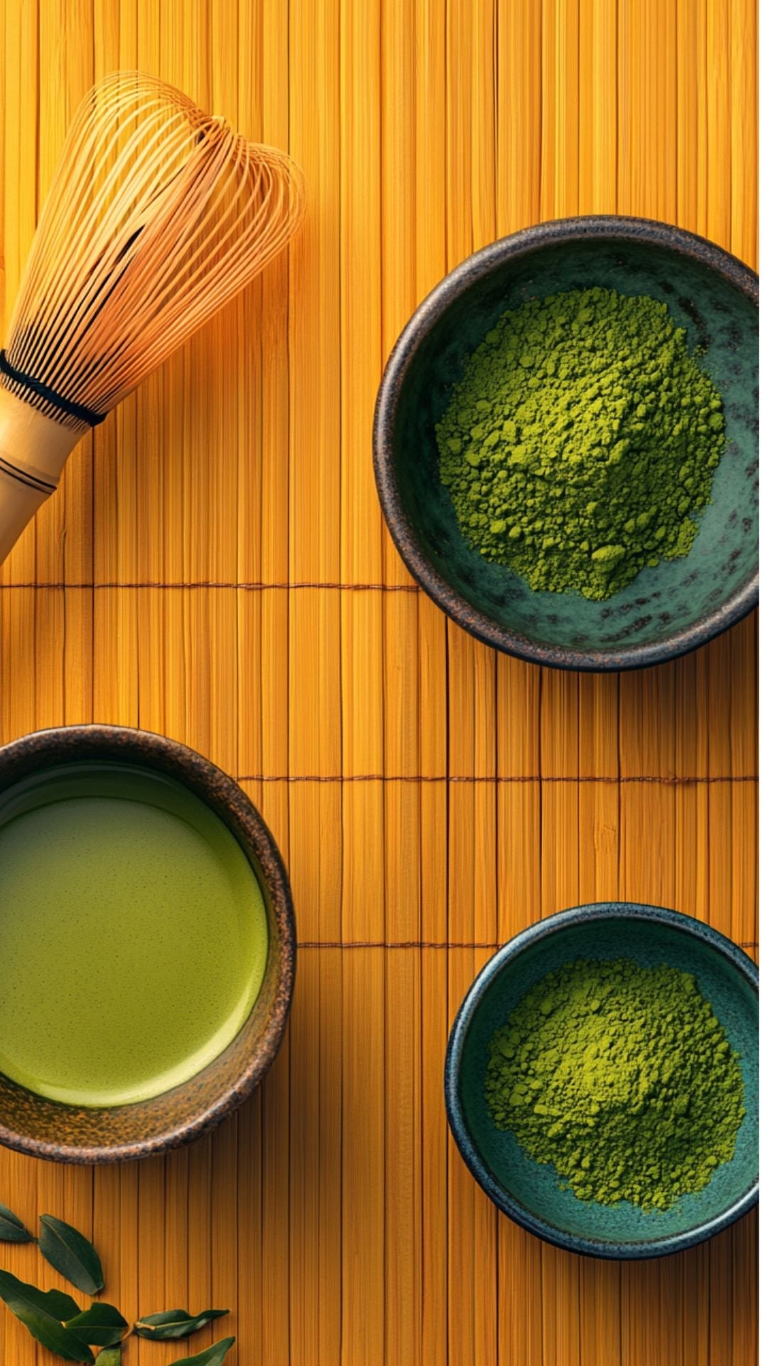 Matcha Latte und Matcha-Zubereitungsset für ein Café