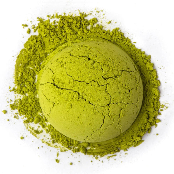 Pulver des Ceremonial Matcha Bio in kräftigem Grün, auf dem Steinmühlstein vermahlen