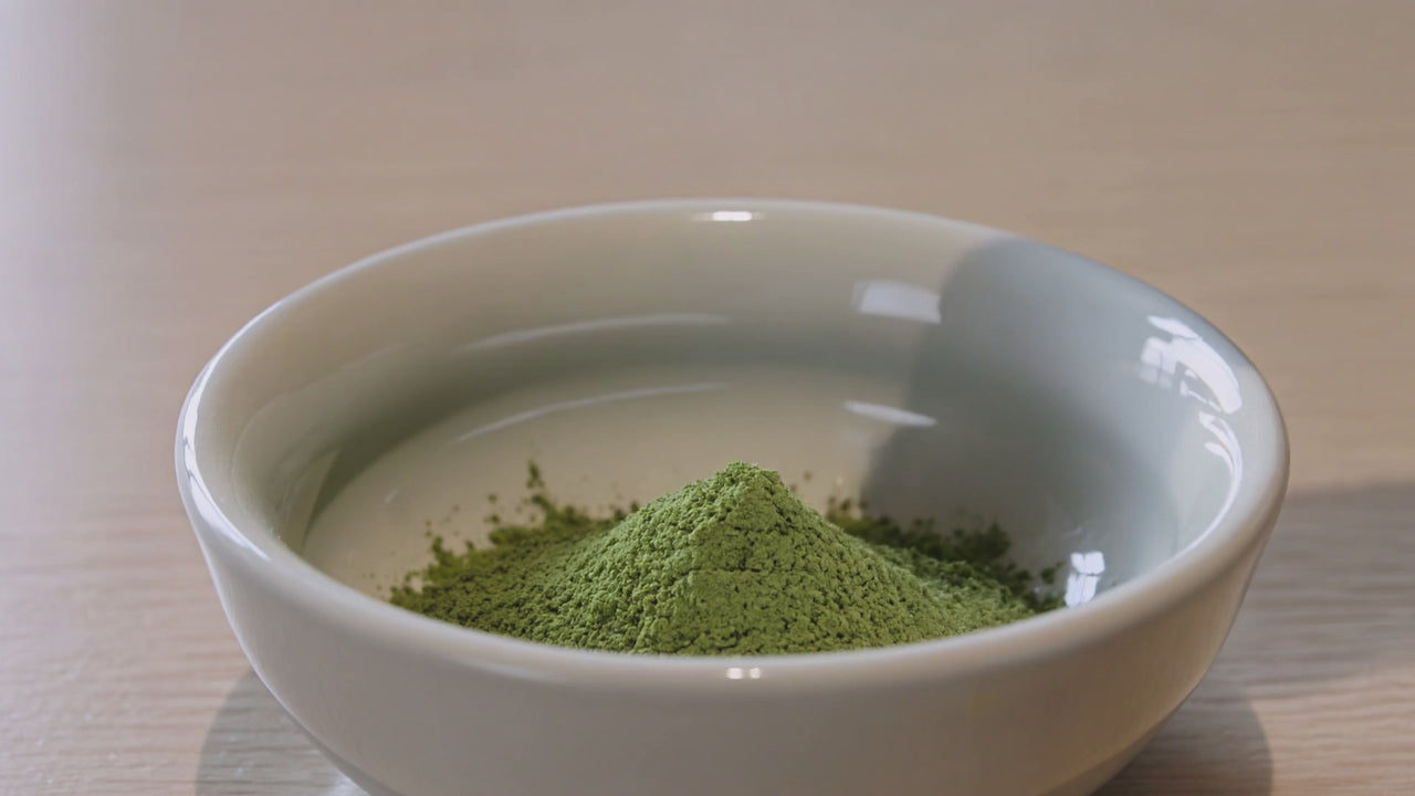 Deux matchas versés sur du lait glacé : le grade cérémonie reste vert vif, le matcha de bas grade devient vert-gris terne